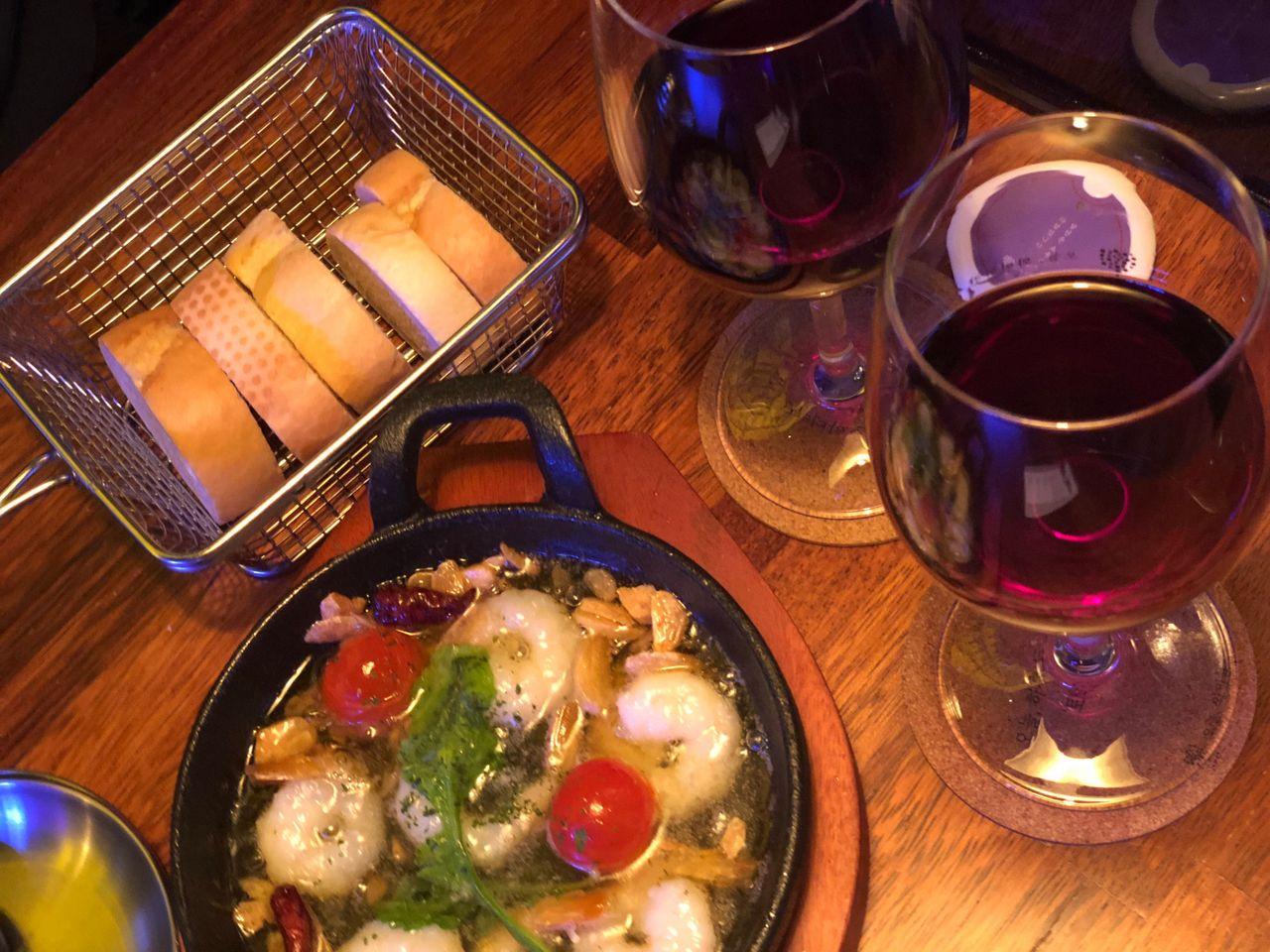 今日葡萄酒酒吧裡提供的各色小吃，搭配兩杯紅葡萄酒。